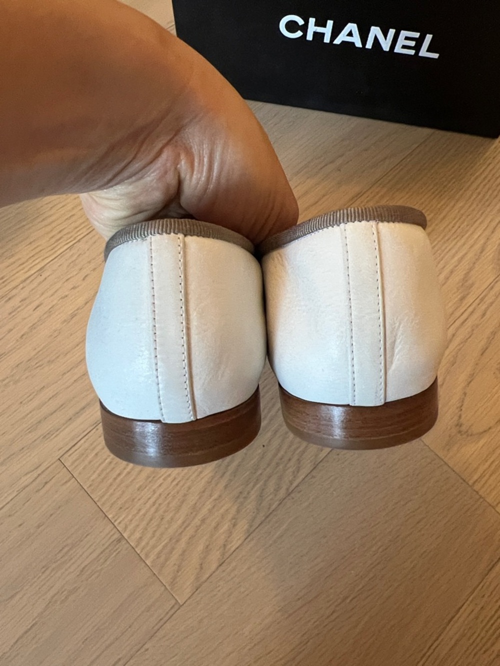 Chanel ballet flats white leather gold cap toe. (EU 38.5/US 8) - Picture 8 of 12